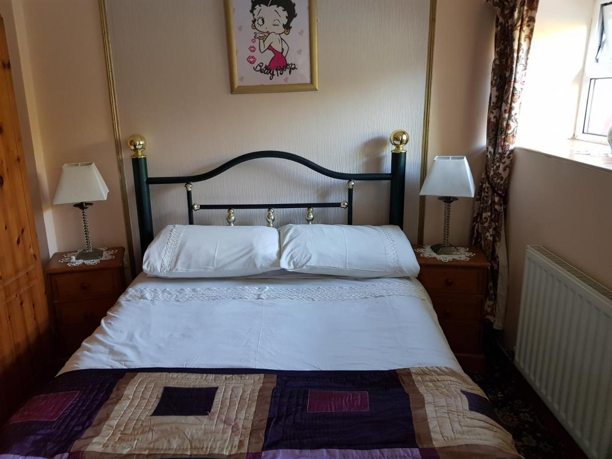 Prince Of Wales Inn Rhymney Bagian luar foto